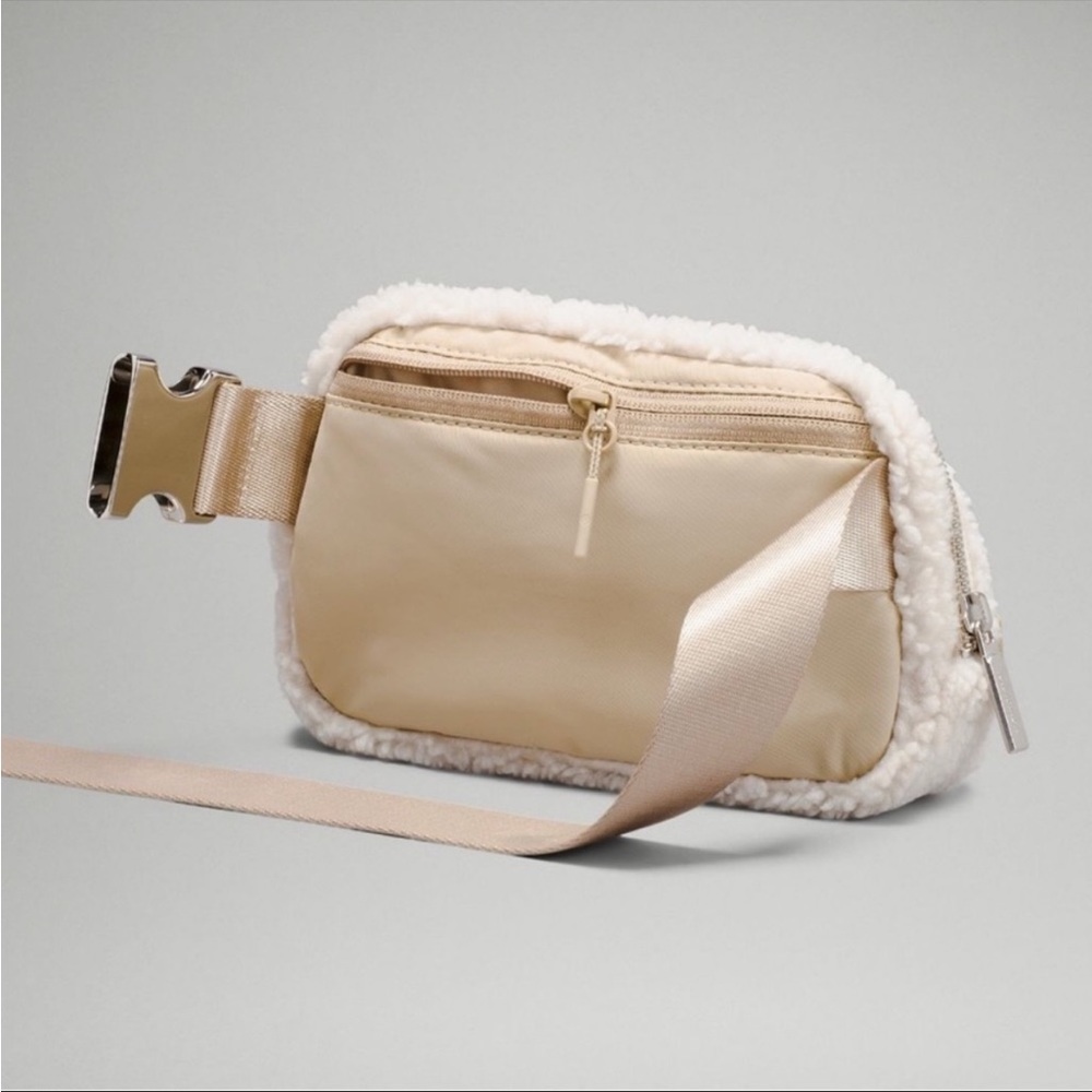 NWT Lululemon everywhere fleece belt bag Natural Ivory - Picture 3 of 7